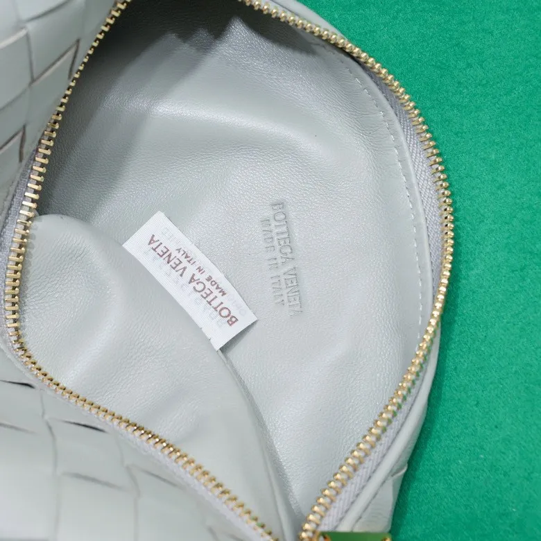 Batch 1360 #BvWallace Shoulder Lunch Bag 🔥 A lunch box bag that you can just grab and go. It is made of classic intrecciato weaving technology and reflects the craftsmanship of Bottega. The entire bag is made of top-grade happa lambskin. It is very soft and lightweight. The small bag shape is cute and exquisite. The interior capacity is also very large and can be carried under the arm. It is quite practical! The bottom of the bag is made of gold metal to prevent wear and tear. The details are really good! Choose this elegant commuting bag for Zaoba people~ Size: 22x13x9.5, model number; 7748#